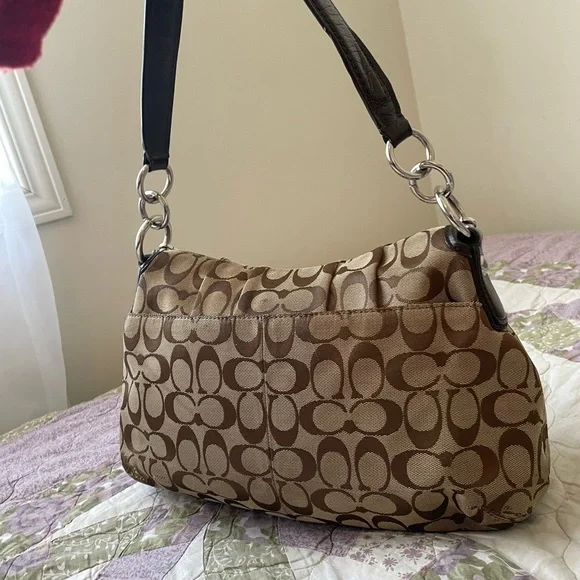 𝘓𝘢𝘳𝘨𝘦 𝘊𝘰𝘢𝘤𝘩 𝘚𝘰𝘩𝘰🤎 - Picture 4 of 6